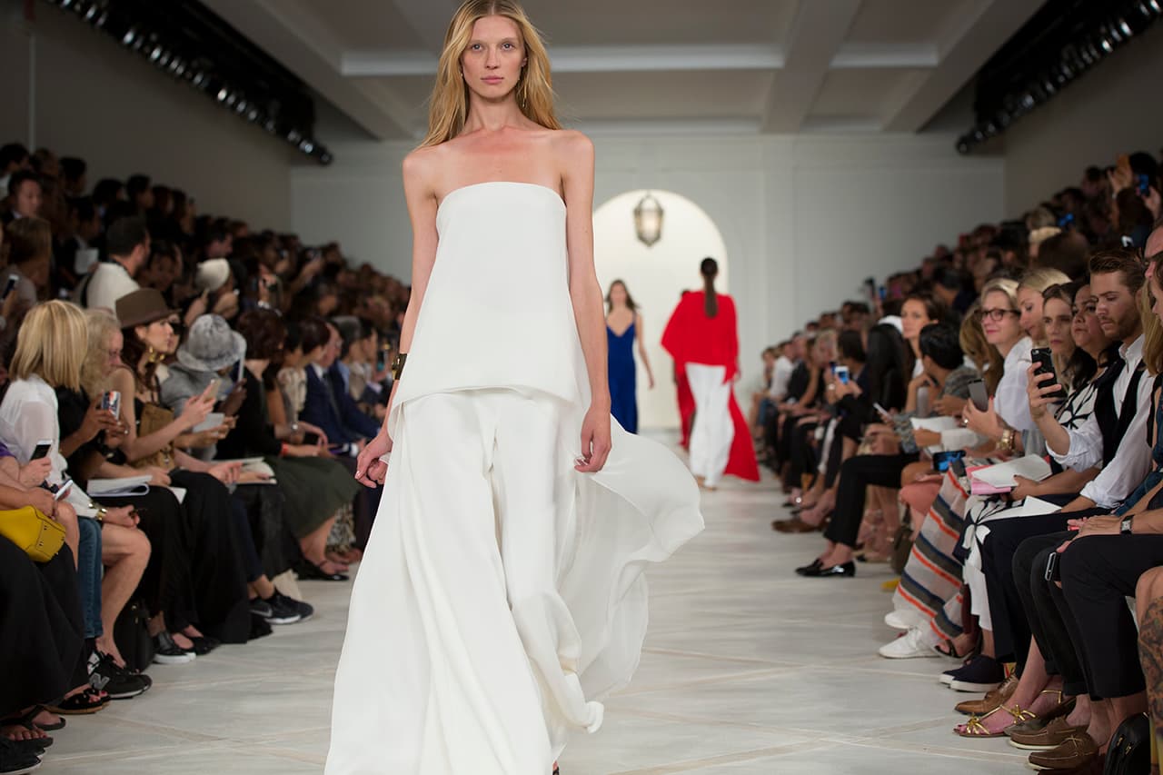 En su presentación durante el NYFW regresa a los básicos veraniegos con un estilo náutico y lleno de elegancia. Colores neutros combinados entre sí y renovados haciendo uso de los 'color blocks' en accesorios y prendas clásicas. Los diseños más elegantes incluyen 'maxi dresses', 'jumpsuits', 'culottes', 'leather jackets' en color camello y conjuntos de color sólido. Si duda una colección que invita a embarcarse en un viaje por el mediterráneo. Diseñador Ralph Lauren. NYFW, Spring/Summer 2016 - 09/17/2015