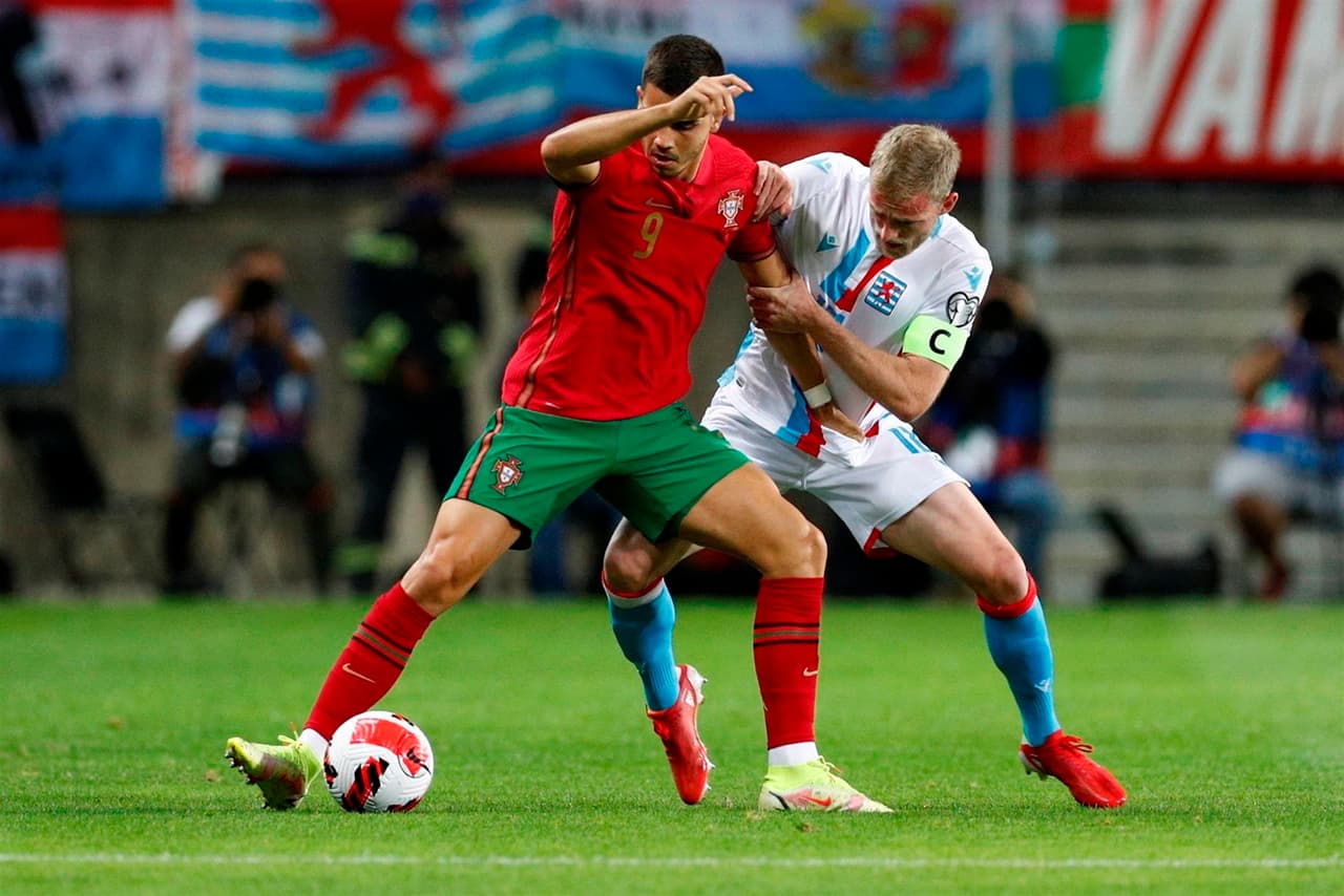 Portugal golea a Luxemburgo 5-0 en casa, con hat-trick de Cristiano Ronaldo, gol de Bruno Fernandes y Joao Palhinha y suman tres puntos para colocarse segundos en el grupo A, durante las eliminatorias de la UEFA rumbo a la Copa del Mundo.