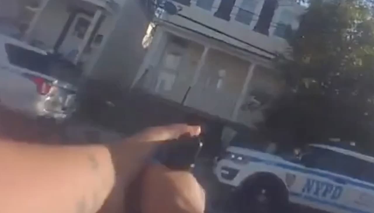 NYPD revela video del momento en el que oficial dispara mortalmente a un hombre en Staten Island