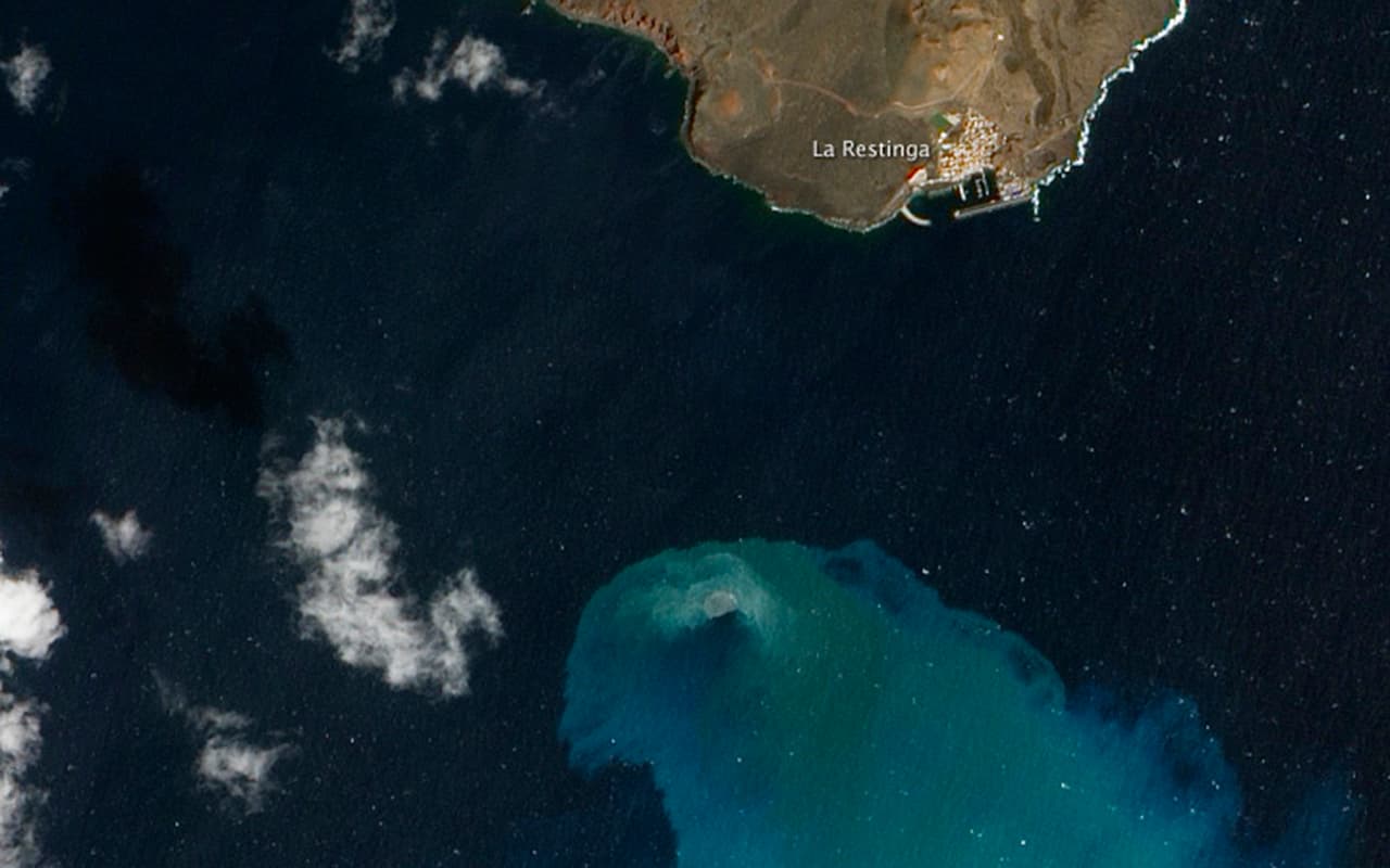 <b>Erupción submarina El Hierro. </b>Cuatro meses al menos duró esta erupción volcánica submarina en la isla de El Hierro, Islas Canarias. Esta imagen es del 10 de febrero de 2012, muestra el sitio de la erupción, cerca del pueblo pesquero de La Restinga. El agua color más claro indica altas concentraciones de material volcánico.
<br>
<br>