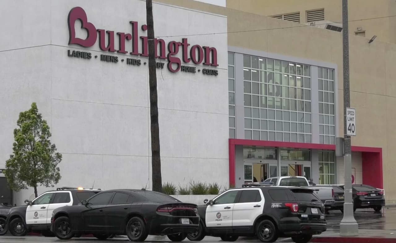 Menor de 14 años y un adulto mueren tras tiroteo dentro de una tienda de Burlington en North Hollywood