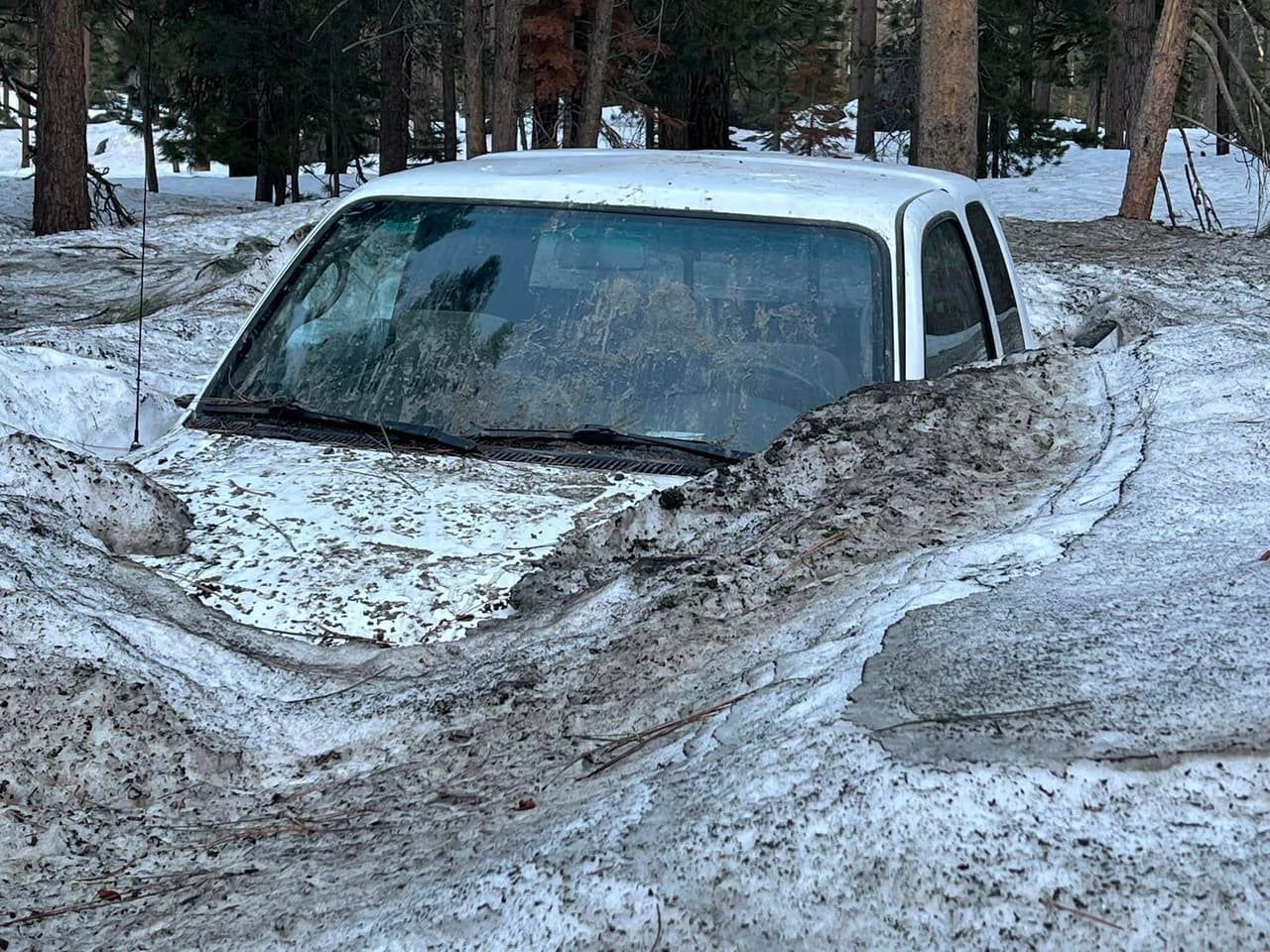 La nieve ha comenzado a derretirse en el norte de California y en la zona de
<a href="https://www.univision.com/local/sacramento-kuvs/nieve-provoca-colapso-techo-viviendas-south-lake-tahoe">South Lake Tahoe</a> no solo las flores surgen, sino que decenas de
<b>carros enterrados han comenzado a aparecer</b>.