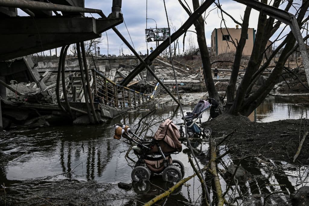 Coches de bebés abandonados en Irpin, una ciudad al oeste de Kiev, otra que quedó devastada tras los bombardeos rusos.