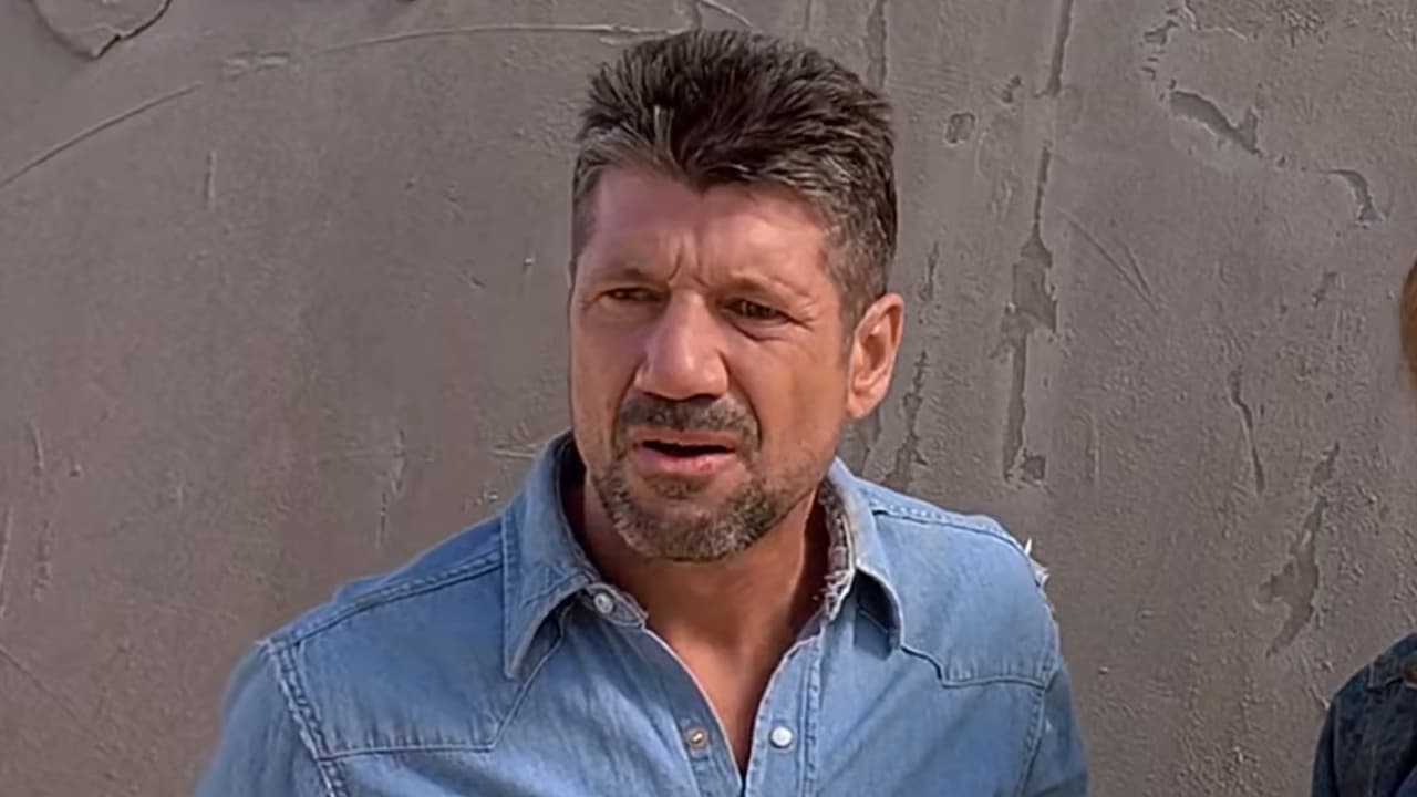 Fred Ward como Earl.