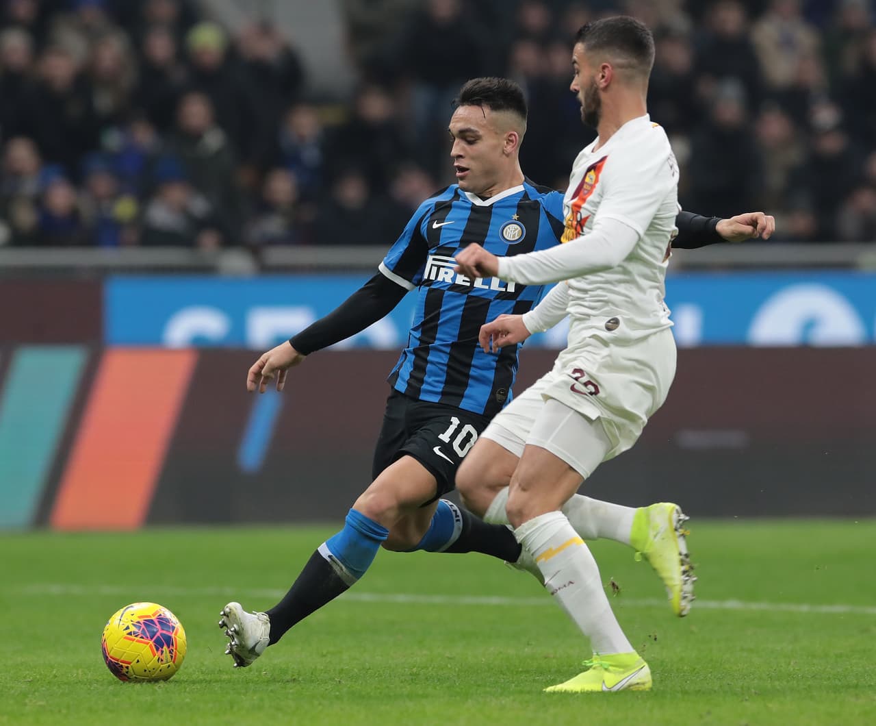 El Estadio Giuseppe Meazza albergó este encuentro entre el Inter y la Roma pero ninguno pudo imponer condiciones.