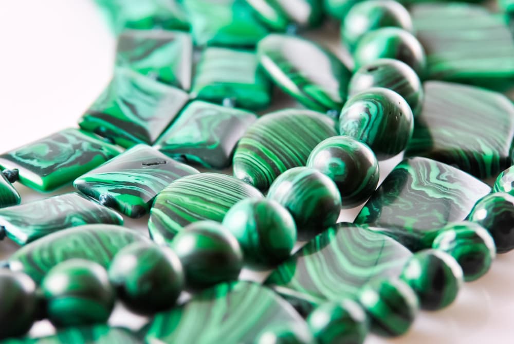 La malaquita es una piedra con propiedades curativas muy interesantes pero a su vez se le considera peligrosa si no se trata con precaución. Lo más recomendable para la aplicación de la malaquita es hacerlo bajo la supervisión de un especialista, como un experto en gemoterapia.