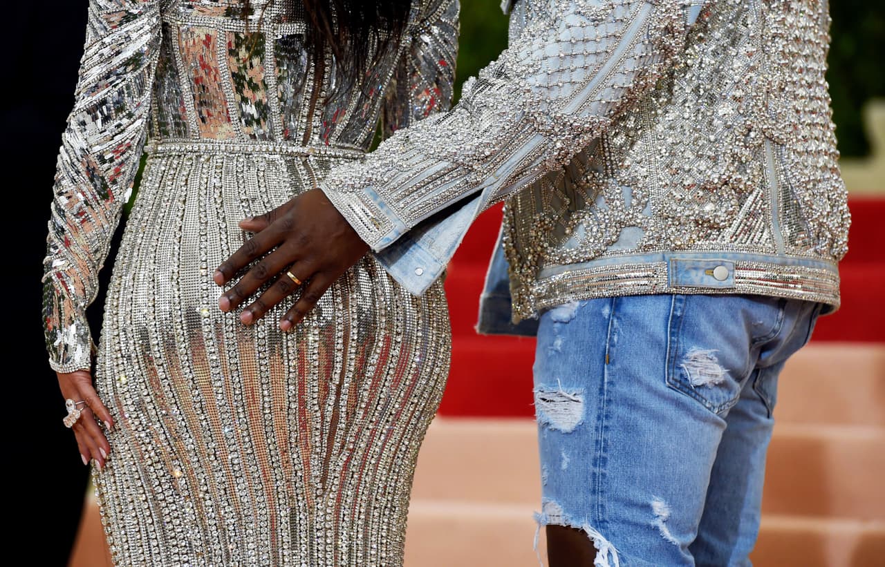 Y claro, Kanye no se quedó con ganas de acariciar el trasero de su esposa.