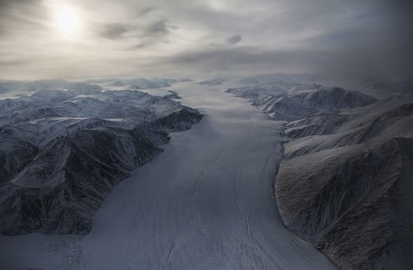 La vista desde lo alto de un glaciar en Ellesmere Island. (Mario Tama/Getty Images)
