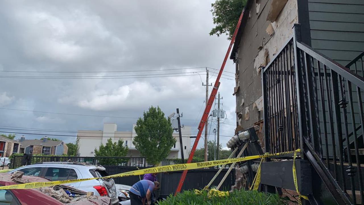 La destruccion dañó el sistema eléctrico por lo que acudió una cuadrilla de Center Point Energy para reparar el desperfecto.