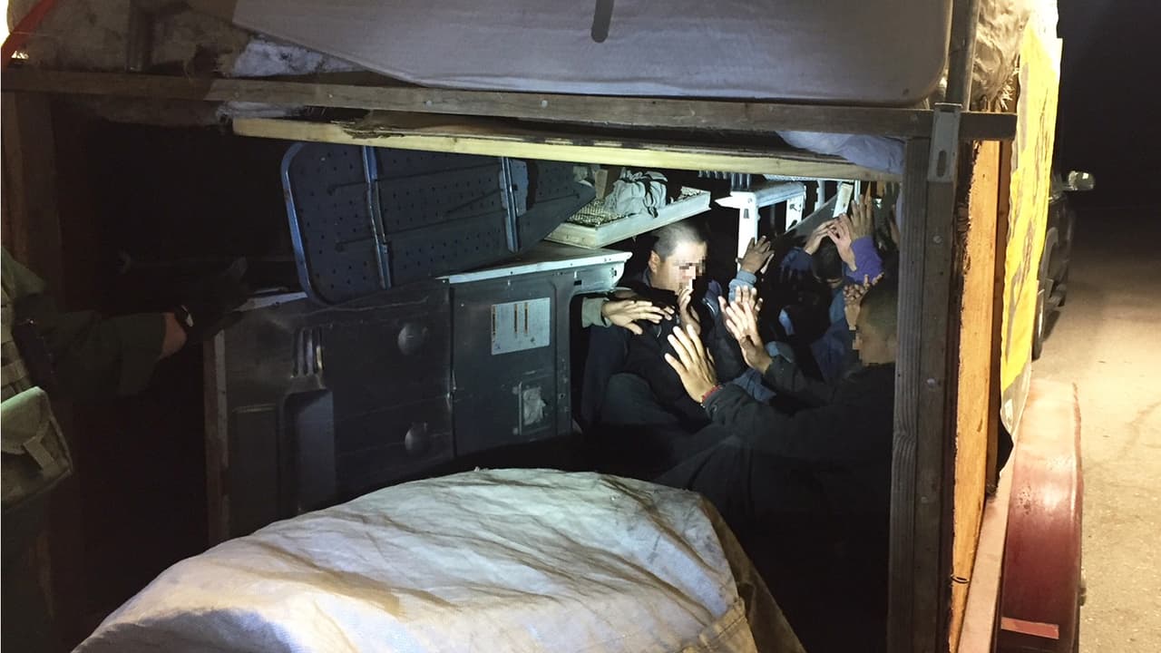 Descubren a 10 indocumentados escondidos en el remolque de una camioneta en la frontera