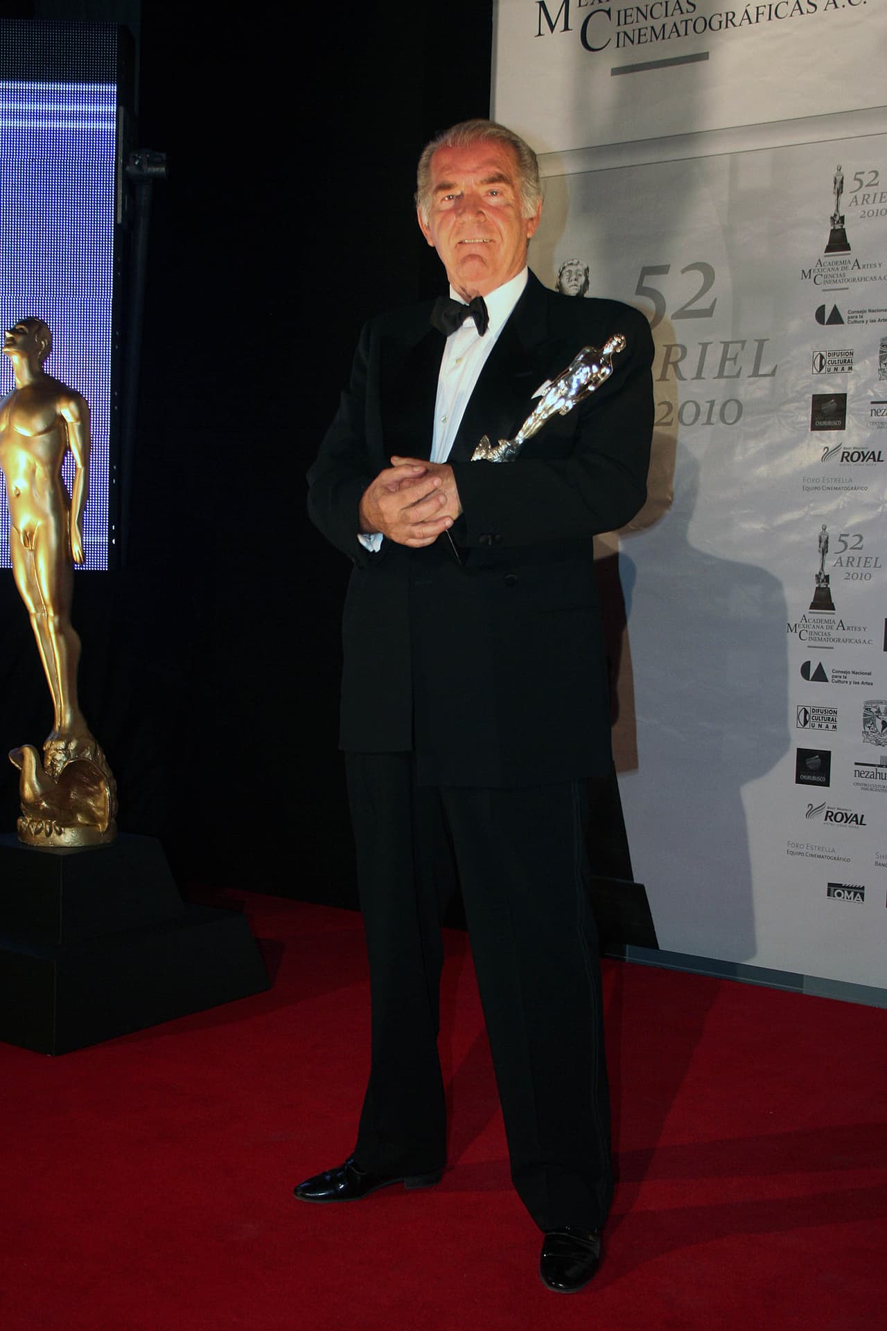 “Le van a poner una cosa que se llama mitraclip en el corazón, tal cual es un procedimiento que se hace por la ingle y tal cual cruzan, atraviesan el corazón y llegan a la válvula mitral y ahí ponen el mitraclip”, explicó.