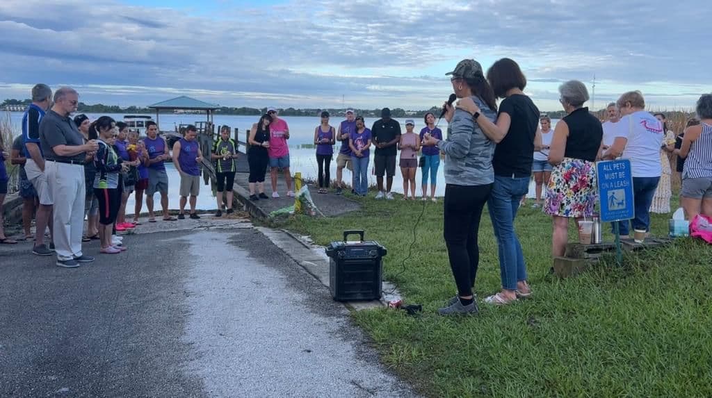 Realizan vigilia en honor al niño que murió en un lago de Orlando tras caer un rayo en el área