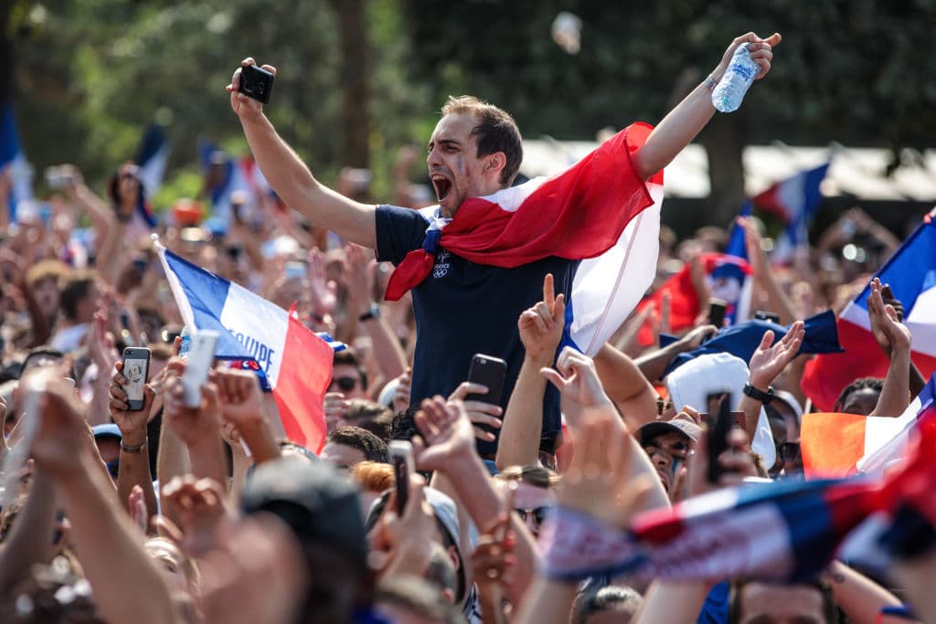 En las calles de París se vive la celebración de los fanáticos por la conquista del título mundial de fútbol por parte de la selección de Francia.