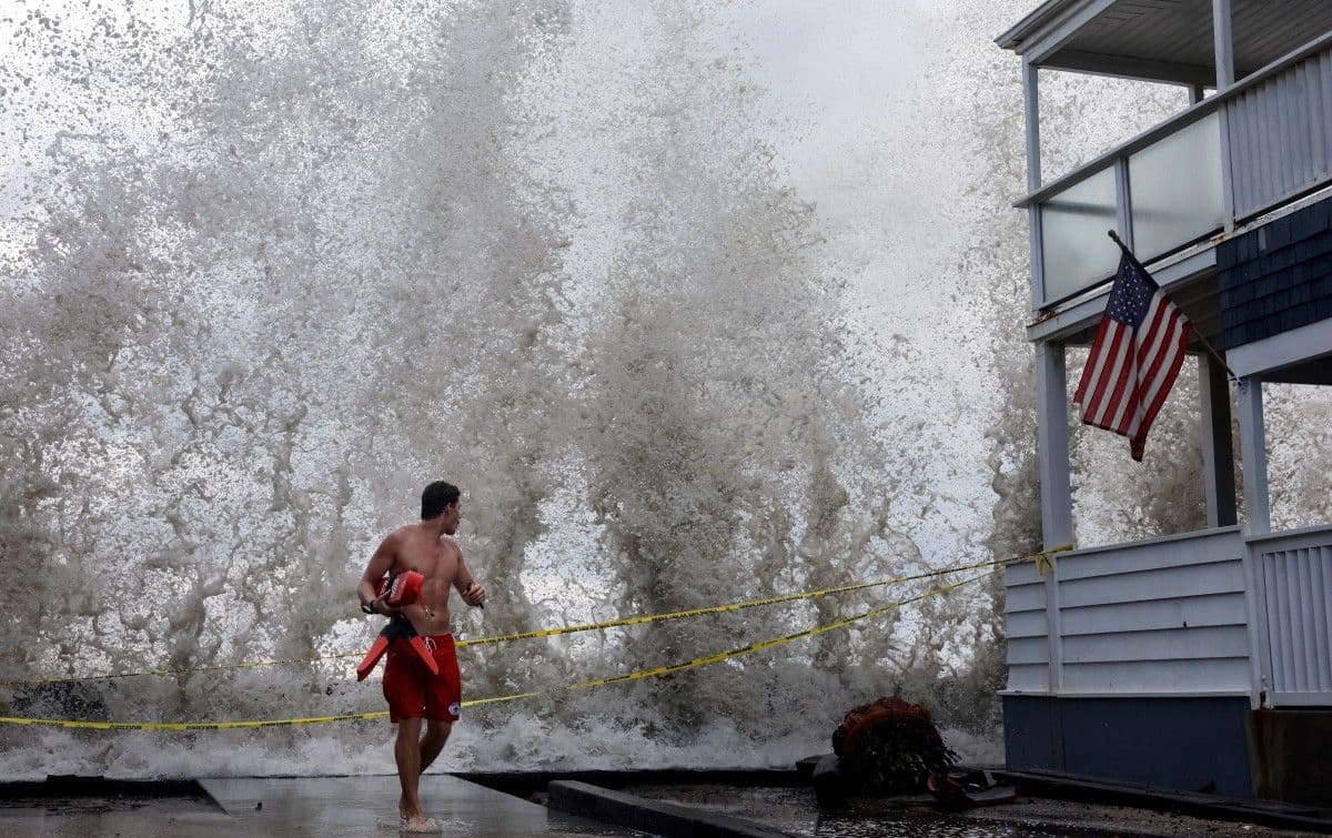 La llegada del mar también afectó estructuras y elementos instalados en las playas, algunos de ellos parcialmente cubiertos por agua y arena. En las zonas más bajas, la inundación modificó por completo el paisaje habitual, con superficies costeras convertidas temporalmente en extensiones de agua.