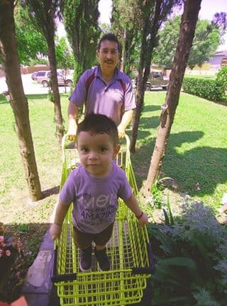 Mi abuelito como adora a sus hijos pero mucho más a sus nietos, feliz día del padre a mi papa Salvador Gurrusquieta.