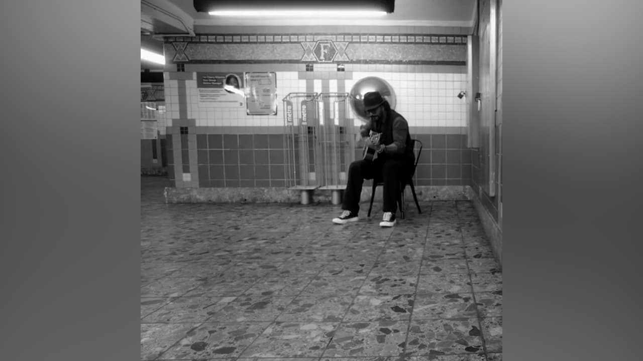 Ricardo Arjona canta en el metro de Nueva York y nadie lo reconoce