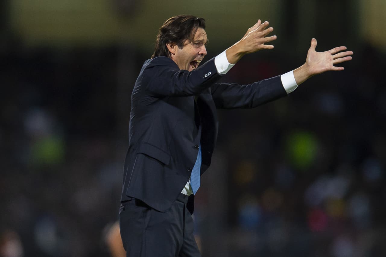 Santiago Solari daba instrucciones de manera enérgica.