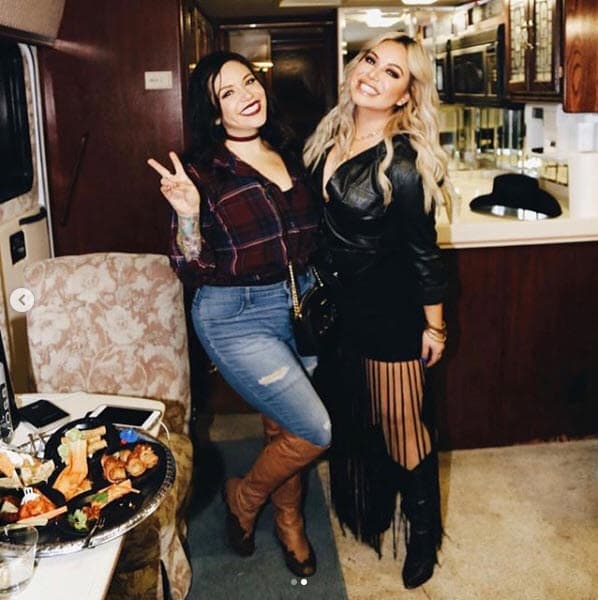 "Hermana @jacqierivera Sé que hemos tenido nuestra parte de diferencias, malentendidos, desafortunados eventos y hemos vivido cosas que no deseo en nadie, pero no cambiaría nada de eso, ¡si eso significara que no te tendría! Eso es lo mucho que te amo... y aunque ya eres mayor y eres una mamá de tres, sigues siendo mi bebé y siempre desearemos lo mejor para ti".