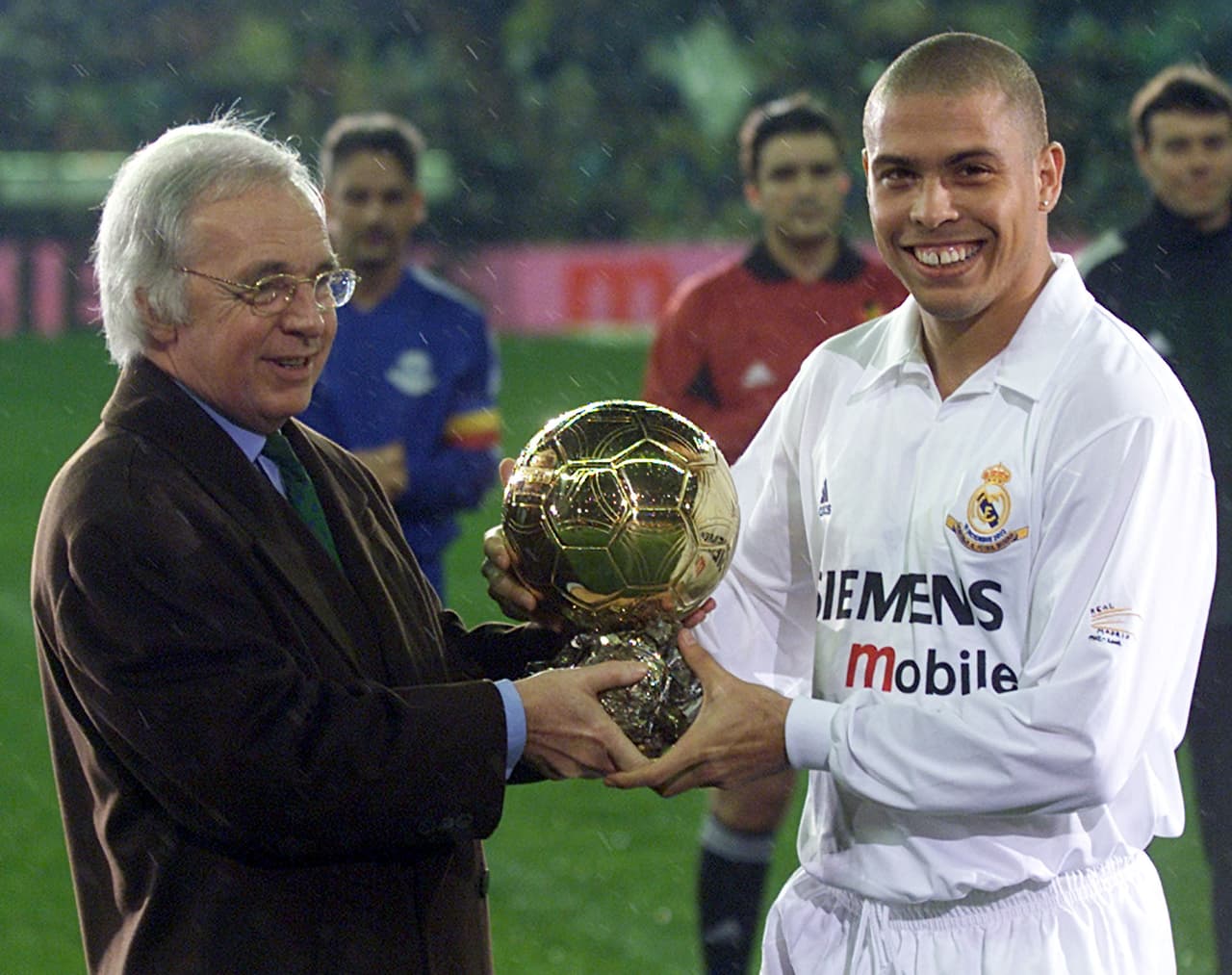 Ronaldo, luego de su paso por Inter de Milán, sorprendió al llegar al Real Madrid, en donde vivió una segunda etapa gloriosa con el club blanco. Golpe bajo para Barcelona.