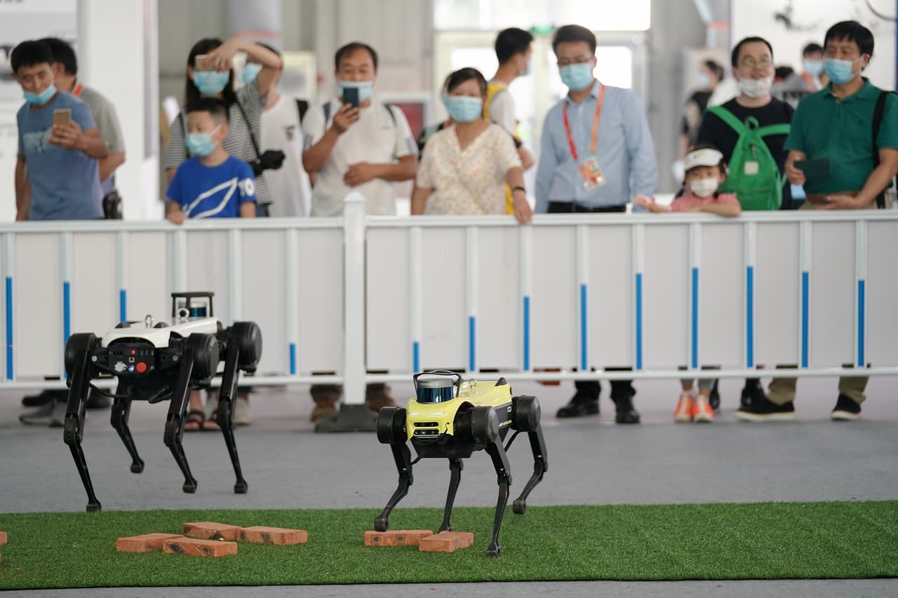 Alrededor de 2,000 empresas chinas y extranjeras participaron de la Feria Internacional de Comercio de Servicios de
<a href="https://www.univision.com/temas/china">China</a> 2020 (CIFTIS) para mostrar su más reciente tecnología, gran parte de ella basada en salud.
<br>En imagen,
<b>un par de perros robot desarrollados por Hangzhou DeepRobotics Co.Ltd muestran sus habilidades a diversos asistentes</b>.