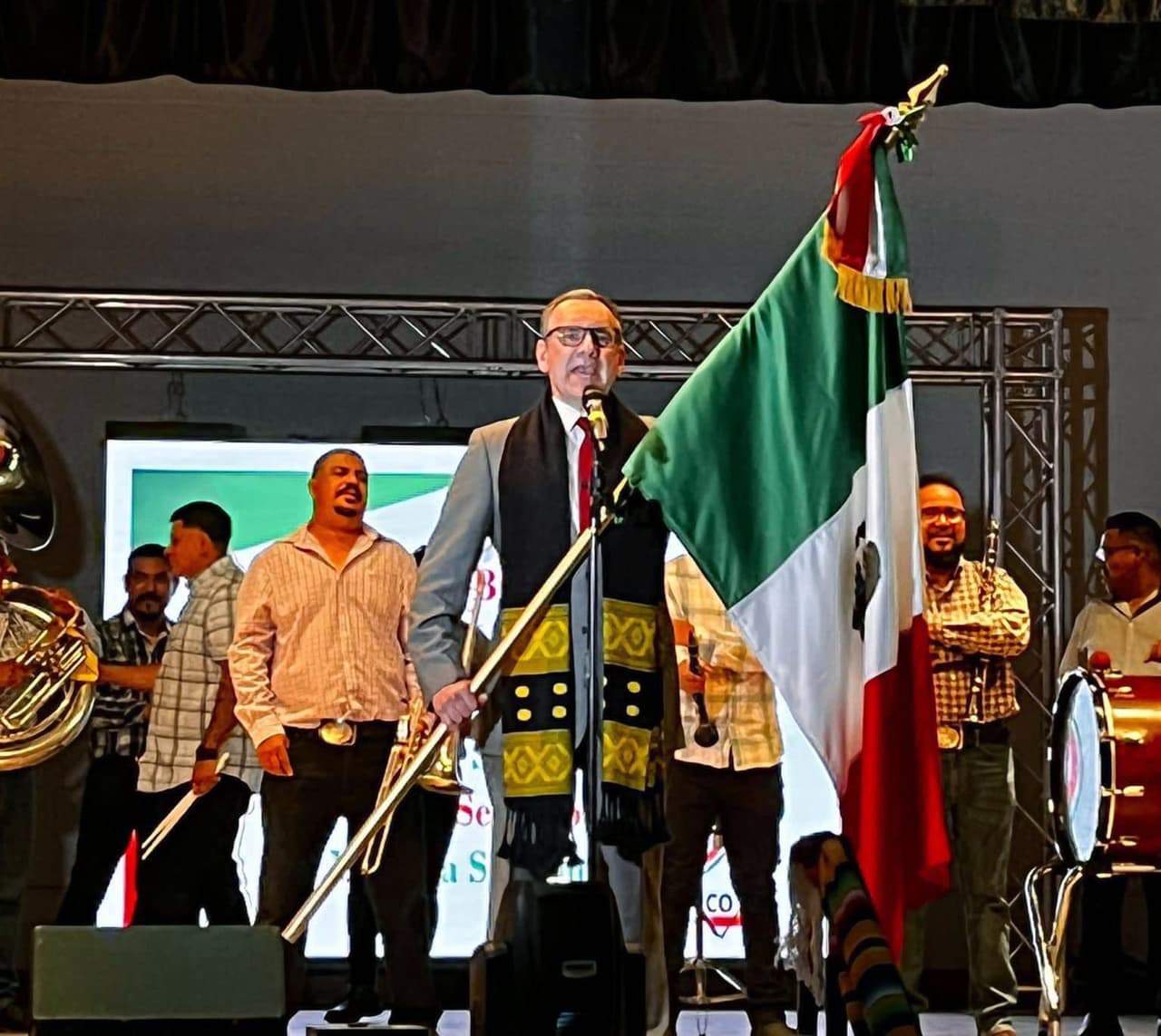 El Cónsul de Mexico en Salt Lake City, José Borjón, fue el encargado de dar el Grito de Dolores en el Centro Cívico Mexicano.