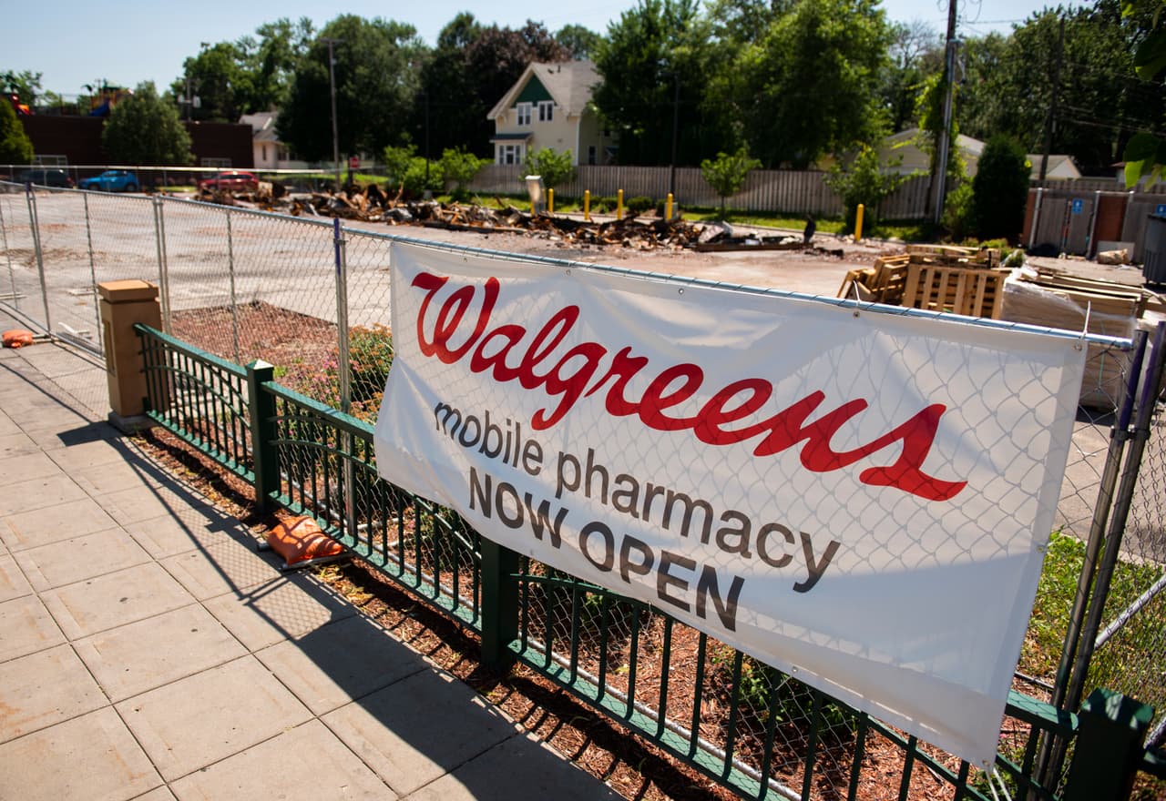 2) Sólo las personas del
<a href="https://www.univision.com/local/north-carolina-wuvc/vacuna-covid-19-condado-de-wake-donde-y-cuando" target="_blank">Grupo 1 y 2</a> son elegibles para recibir la vacuna actualmente en Carolina del Norte. Ciertos trabajadores esenciales como
<a href="https://www.univision.com/local/north-carolina-wuvc/maestros-son-los-siguientes-en-recibir-la-vacuna-del-covid-19">los maestros podrán recibir la vacuna a partir del 24 de febrero.</a>