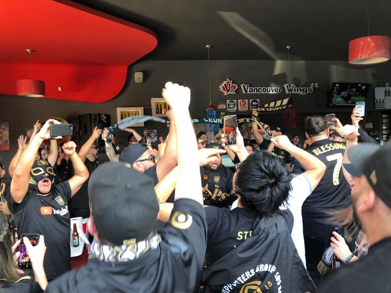 Muy prendida y animada la afición angelina, poniendo el color en León para alentar al LAFC.