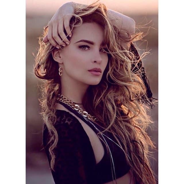 Definitivamente el tiempo pasa y Belinda se pone cada día más guapa.