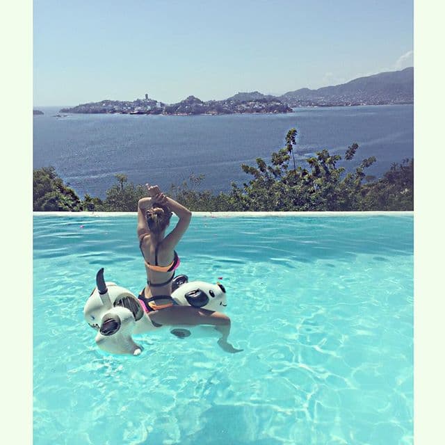 Además de que han sugerido que Belinda se sometió a una lipoescultura para moldear su bello cuerpo.