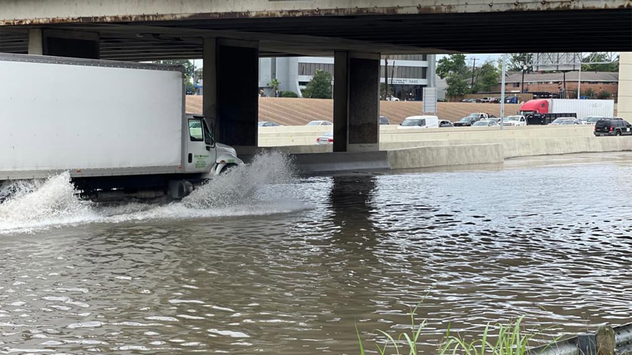 La
<a href="https://www.google.com/maps/place/Calumet+St,+Houston,+TX+77004/@29.7193992,-95.3775543,18.06z/data=!4m5!3m4!1s0x8640bf99475fab0f:0x7131eff17dfb9b39!8m2!3d29.7189795!4d-95.3768696" target="_blank">autopista 288 a la altura de la calle Calumet</a> se inundó provocando un congestionamiento.