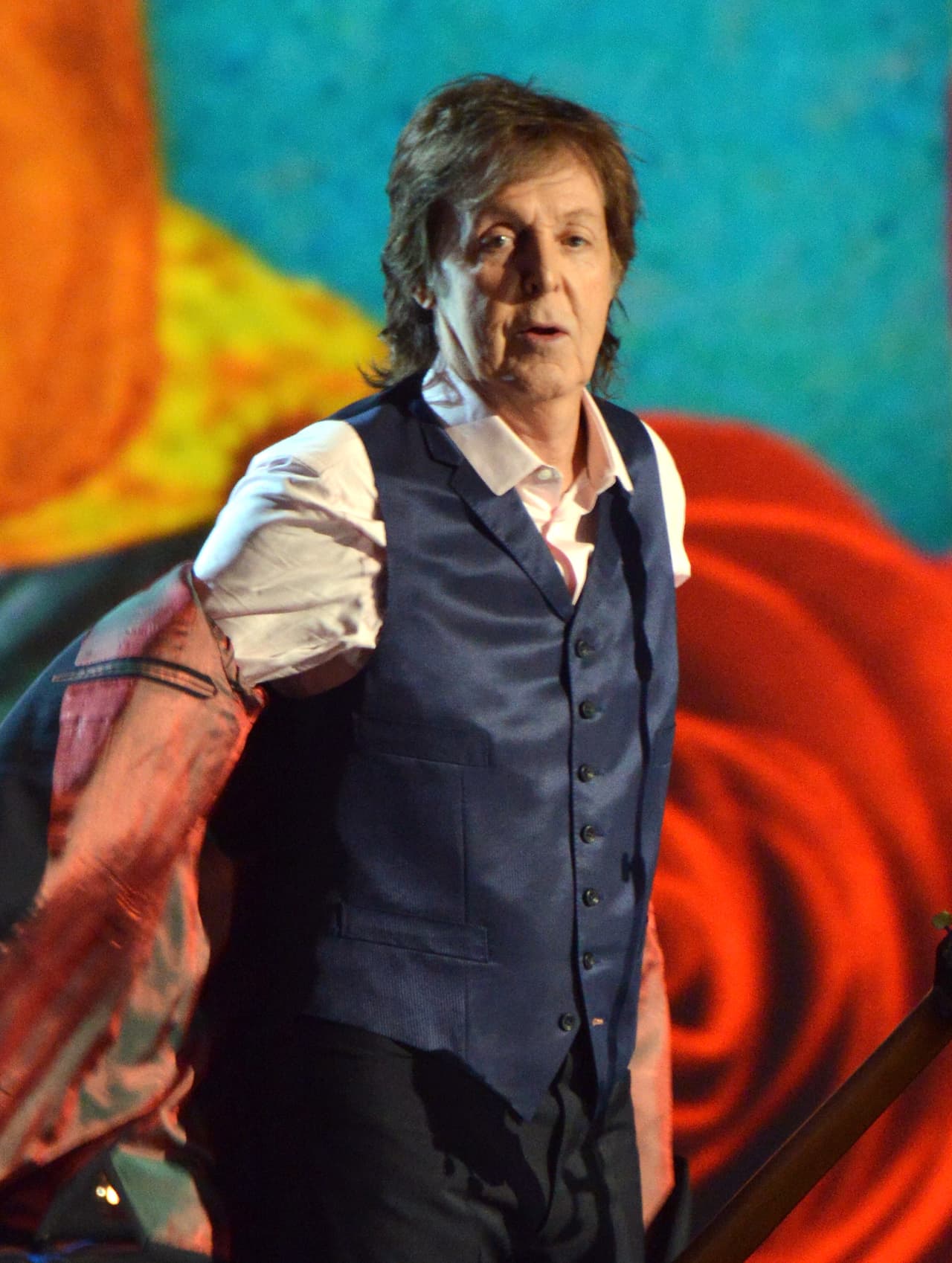 "Envío mi más sentido pésame a su familia y siempre recordaré las grandes risas que tuvimos a través de los años. Su estrella brillará en el cielo para siempre. ", publicó McCartney.