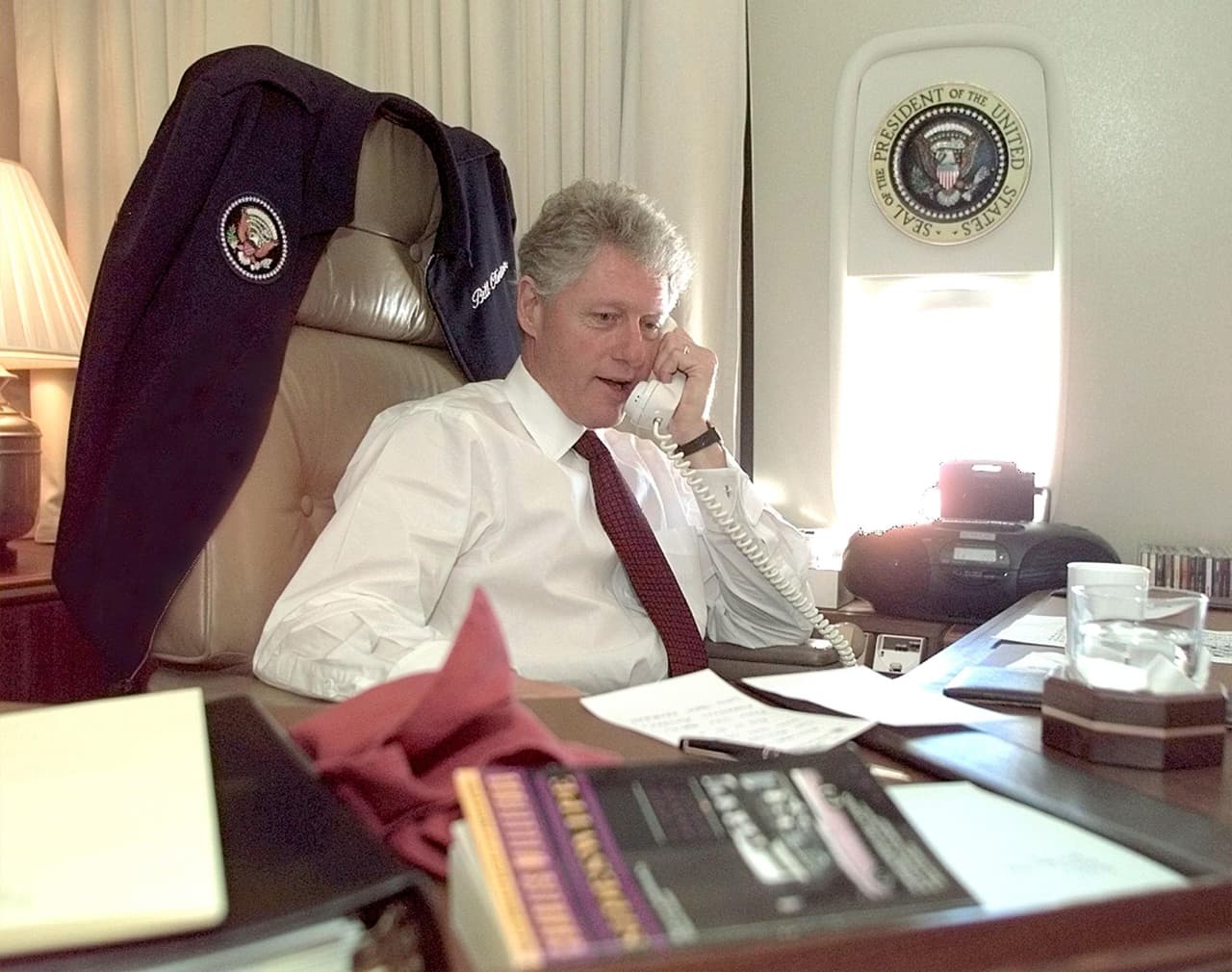 <b>Todas las comidas garantizadas.</b> Bill Clinton en la oficina del avión, 1997. La zona inferior de los 747 sirve principalmente como espacio de carga, llevando el equipaje y las provisiones de comida. Puede contener alimentos hasta para 2,000 personas cuando está completamente cargado, algunas de ellas almacenadas en congeladores. Se preparan en dos cocinas, que están equipadas para alimentar a 100 personas a la vez.