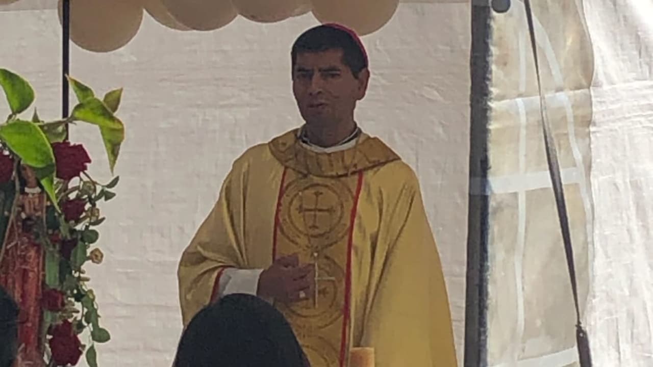 Usando los ropones de celebración y la mitra de color carmesí, propia de obispos y arzobispos,
<b>este falso sacerdote montaba un supuesto altar</b> para celebrar sacramento como confirmaciones y primeras comuniones.