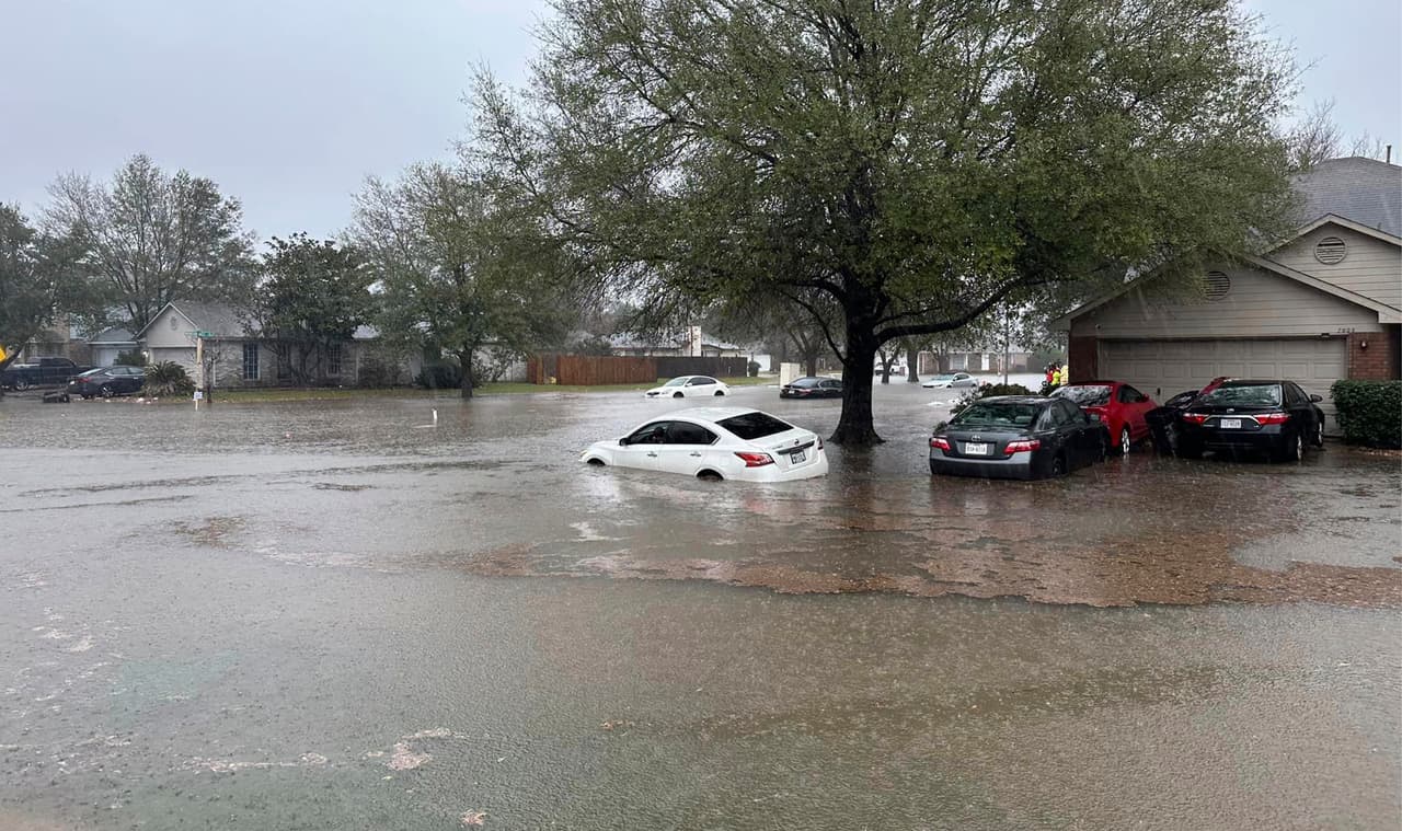 Algunos vehículos quedaron casi tapados por el nivel de agua.