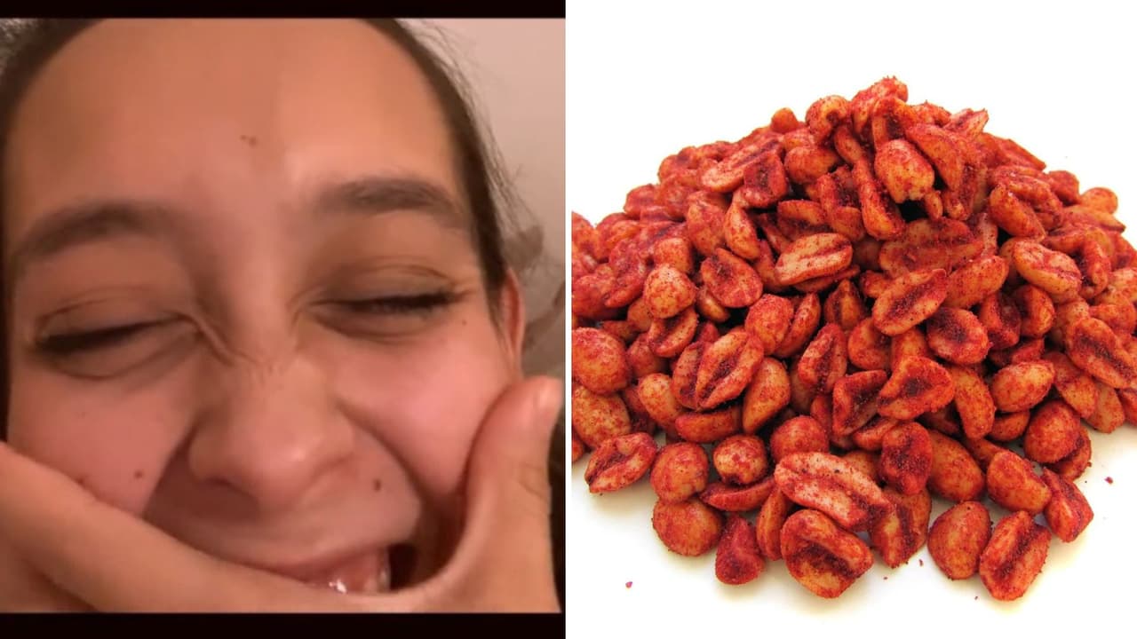 Mujer se burla del regalo que su esposo quiere en el intercambio navideño.