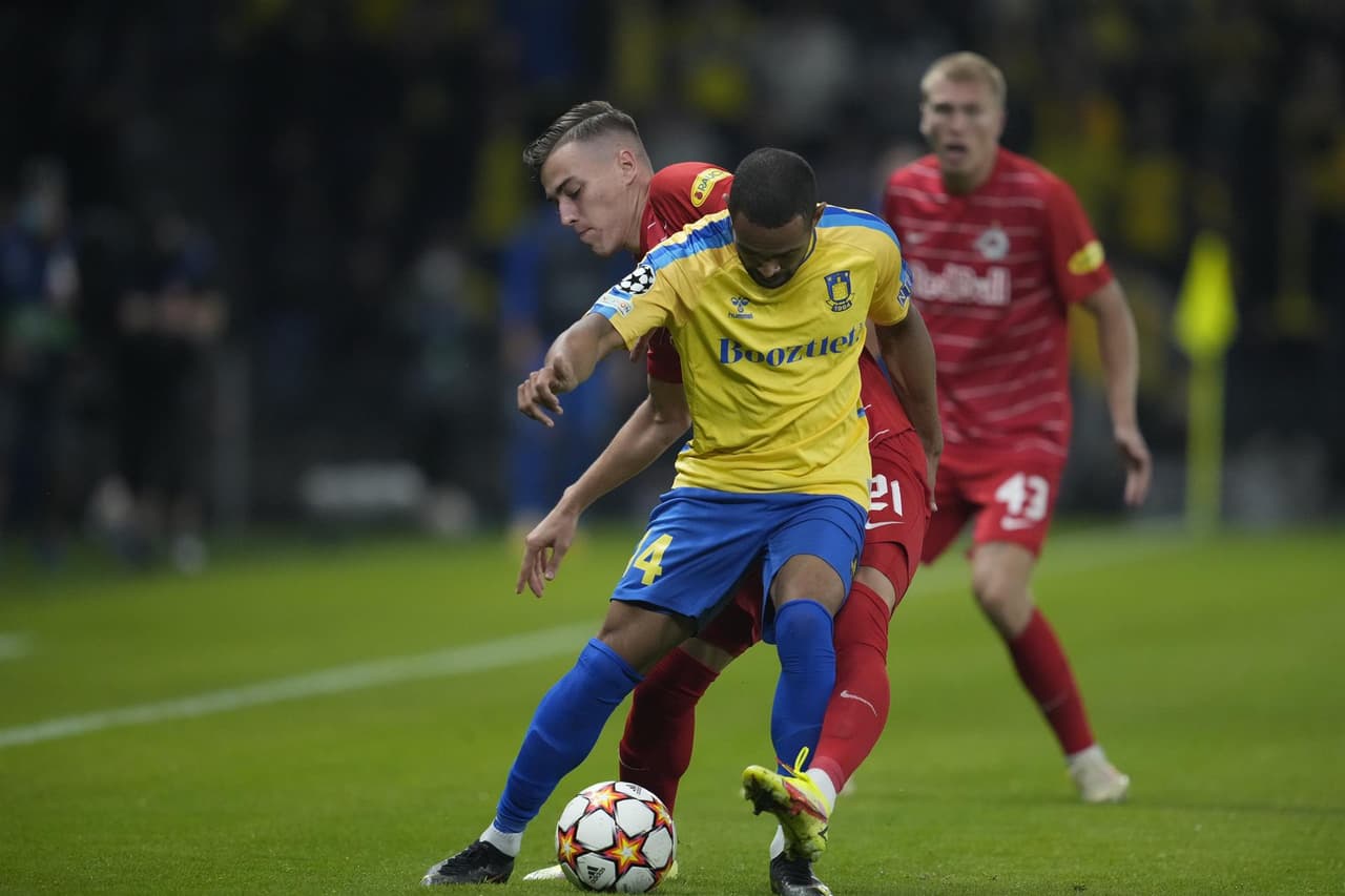 RB Salzburg se impone con autoridad ante el Brondby 2-1 durante el partido de vuelta de las eliminatorias de la Champions League y, sumado al partido de ida, consigue su boleto a la fase de grupos. Benjamin Sesko y Brenden Aaronson fueron los anotadores por parte del equipo austriaco.