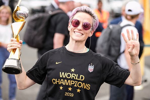 En la foto, Megan Rapinoe sostiene el trofeo e indica con los dedos el número 4, haciendo referencia al número de ligas mundiales que el equipo ha logrado alcanzar.
<br>