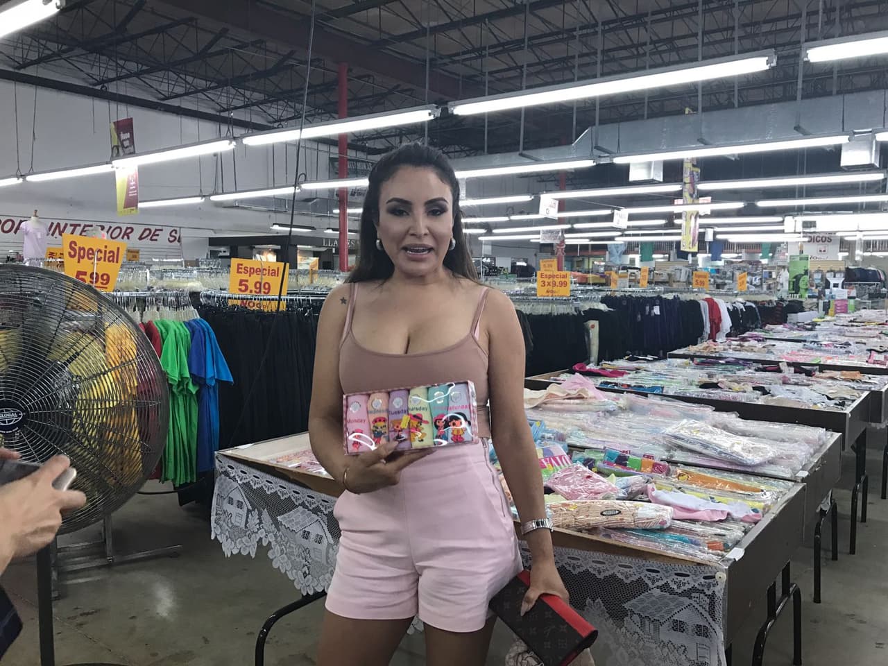 Al buscar lencería se encontró este paquete que incluía 6 pares de ropa interior.