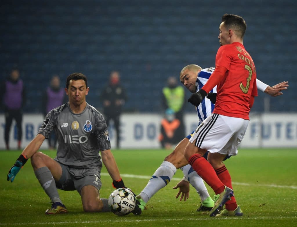 Porto del Tecatito y Benfica igualan y el Sporting Lisboa respira | Tras el resultado 1-1 en el Estadio de los Dragones, ambas escuadras se quedan a cuatro unidades del líder.