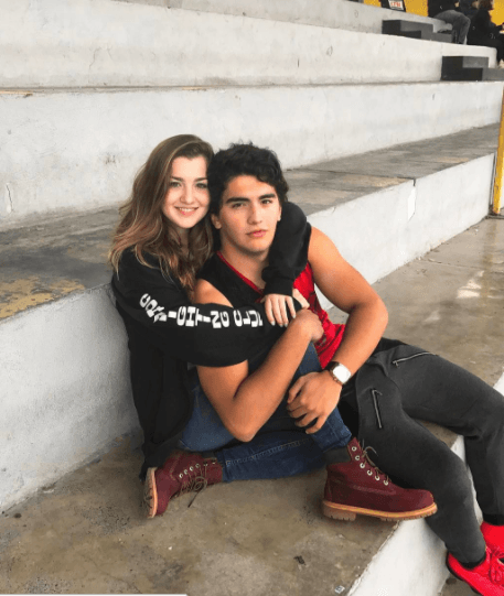 Luis León tiene una muy buena relación con Arturo Carmona y Alicia Villarreal, los padres de Melanie, quienes aprueban el noviazgo.