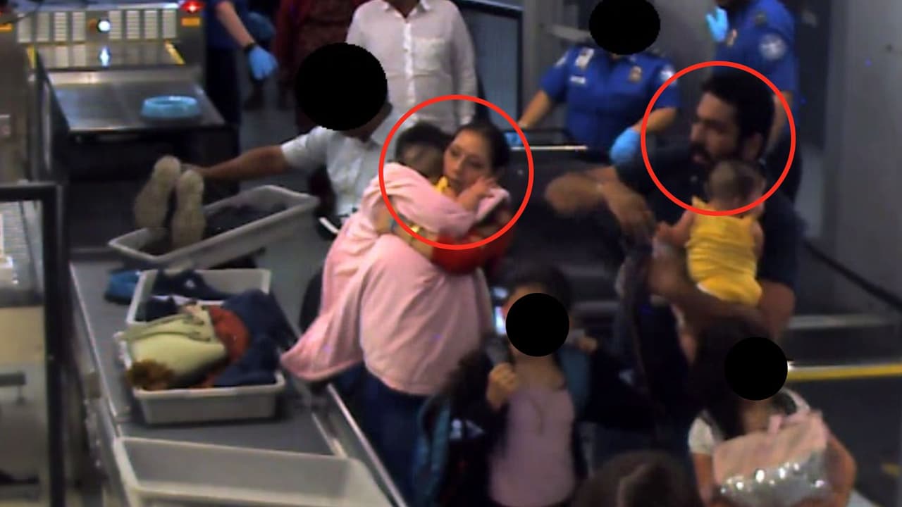 Estas son unas de las fotografías, donde se observa a los papás del niño Noel en los controles de seguridad del aeropuerto.