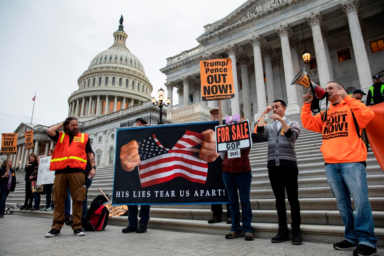 Un grupo de manifestantes se reunió frente al capitolio para protestar contra el presidente Donald Trump, unas horas antes del inicio del discurso del Estado de la Unión.