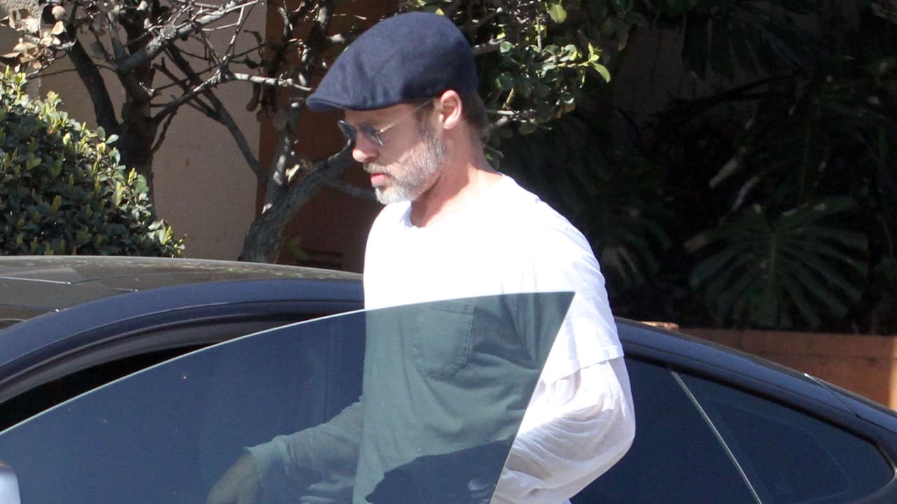 Photo © 2018 Coleman Rayner/The Grosby Group Spain: Lagencia Grosby PREMIUM EXCLUSIVE Los Angeles, February 07, 2018 Brad Pitt exchanges details with fellow motorists after causing a three-car pileup near his home in Los Angeles. The 54-year-old actor crashed his Tesla car into a silver Nissan, which in-turn ran into the small Kia in front of it in Los Feliz on Monday