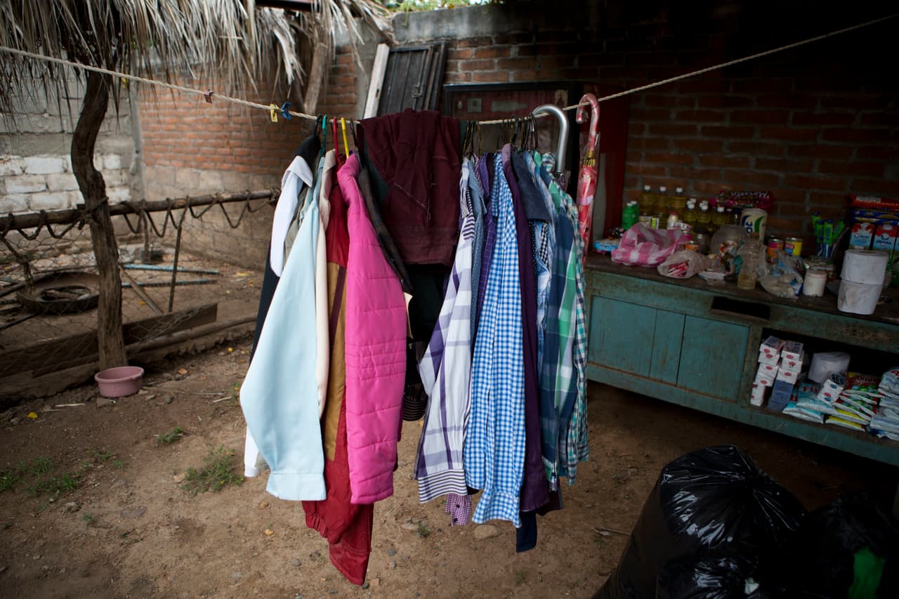 La ropa y artículos para el hogar que fueron recuperados de una casa destruida tras el terremoto del jueves. En ese patio viven cinco familias, en Asunción Ixtaltepec, Oaxaca.