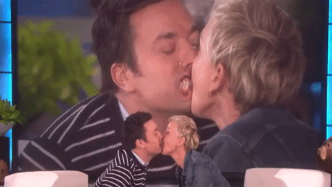 De camino a los Golden Globes: Jimmy Fallon y Ellen DeGeneres se dieron un beso
