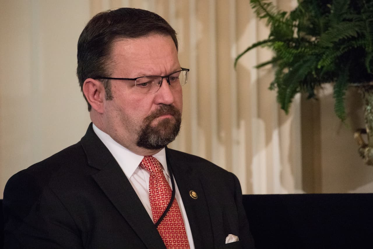 <b>Sebastian Gorka</b>, un asesor sobre asuntos de terrorismo del presidente Donald Trump, renunció a su posición en la Casa Blanca una semana luego de que lo hiciera Bannon, el 25 de agosto de 2017.