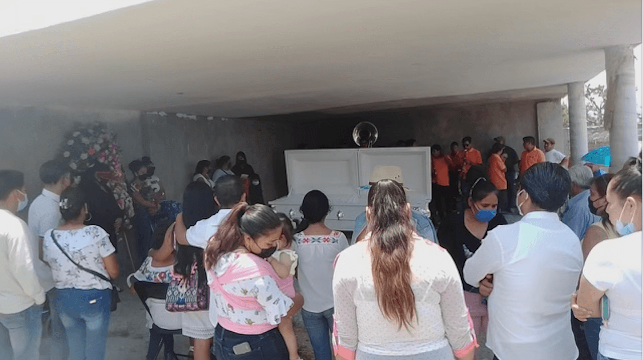 Esmeralda DeLuna fue
<a href="https://www.univision.com/local/chicago-wgbo/entierro-ultimo-adios-esmeralda-deluna-hispana-apunalada-michoacan-chicago">enterrada</a> el sábado 29 de mayo en Maravatío, México.