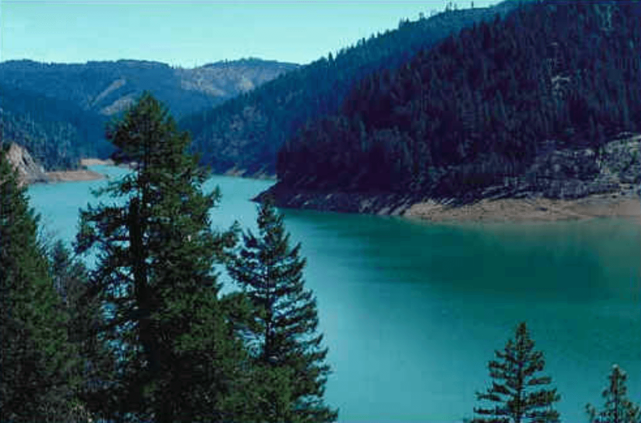 <b><a href="https://cityofshastalake.org/" target="_blank">Shasta Lake </a></b>
<br>Es un embalse en el condado de Shasta, California. Comenzó a almacenar agua en 1944 debido al confinamiento del río Sacramento por la presa Shasta. El destino ofrece canotaje, esquí acuático, camping y pesca.