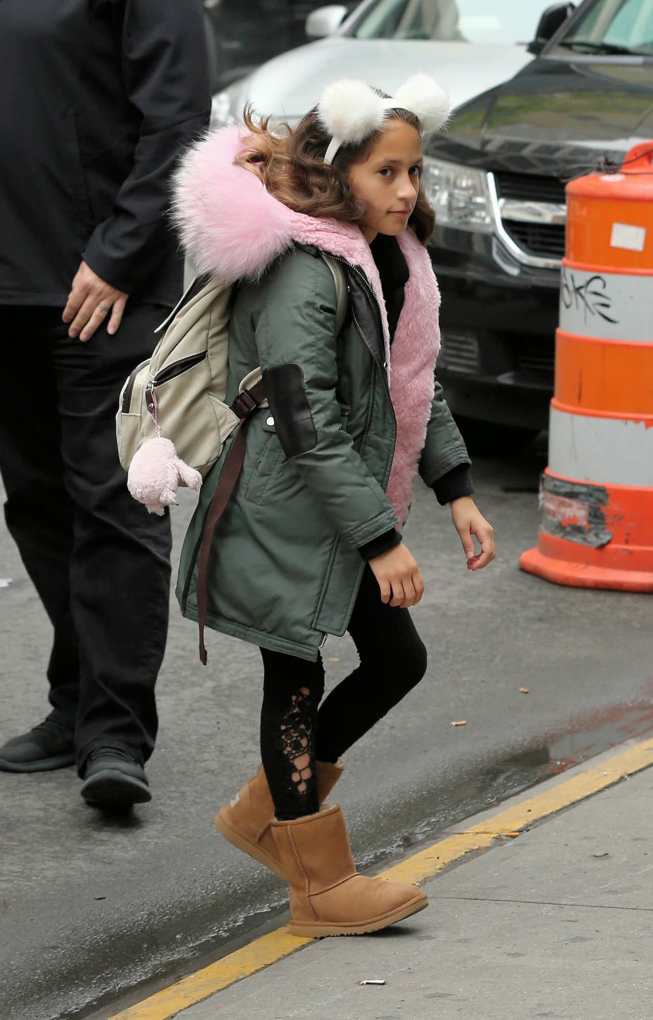 Se goza
<b><a href="https://www.univision.com/entretenimiento/hijos-de-famosos/emme-la-hija-de-jennifer-lopez-quiere-ser-disenadora">cuando observa a su gemela Emme</a></b>, pues la pequeña ya tiene muy claro que el respeto a cada ser humano, sin importar su sexo u origen, es fundamental.