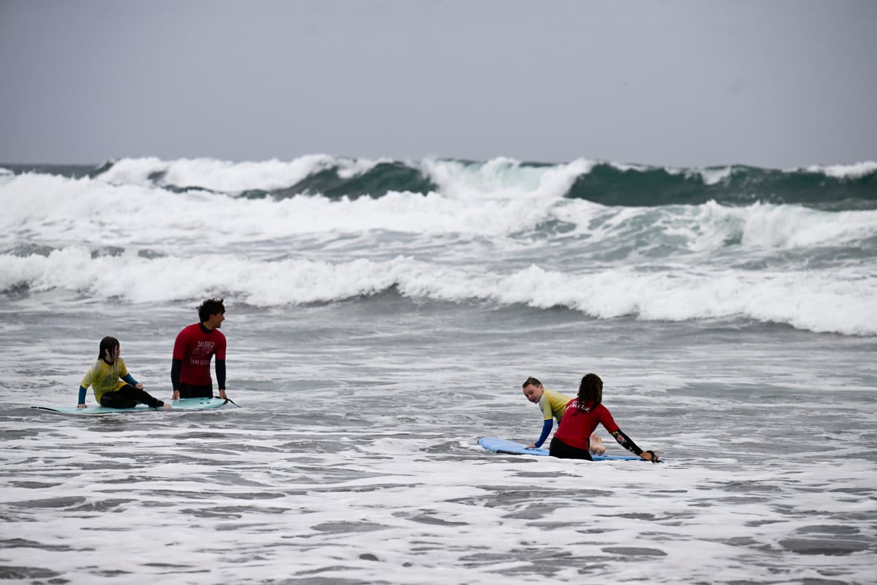 Instructores de la Escuela de Surf de San Diego imparten clases de surf a dos niños en San Diego el domingo 11 de octubre de 2026.